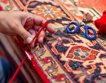 خدمات تخصصی و حرفه ای رفوی فرش در قالیشویی پیروزی 